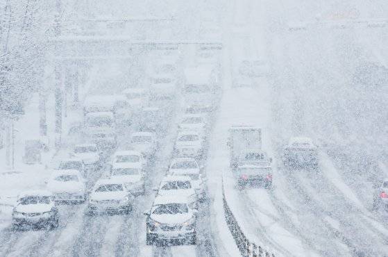 27일 오후 대설 경보가 발효 중인 경기도 수원시 팔달구 경수대로에서 차량이 서행하고 있다. 연합뉴스