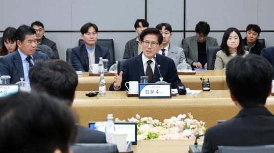 김문수 고용노동부 장관이 28일 경기 삼성전자 평택공장에서 열린 반도체협회 초청 간담회에 참석해 발언하고 있다. 뉴시스