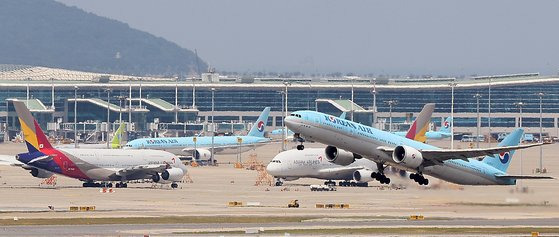 인천국제공항 활주로에서 이륙하는 대한항공 여객기. 사진 뉴스1