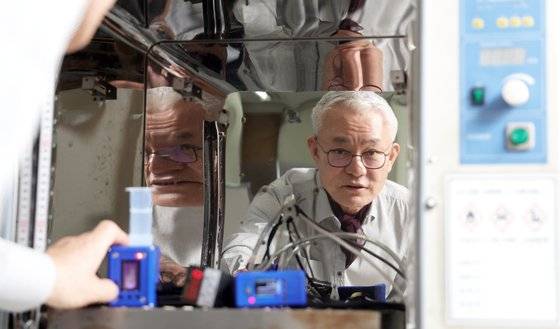 박용석 DMS 대표가 경기도 용인에 있는 본사 연구동에서 디스플레이 세정 장비 상태를 점검하고 있다. 강정현 기자