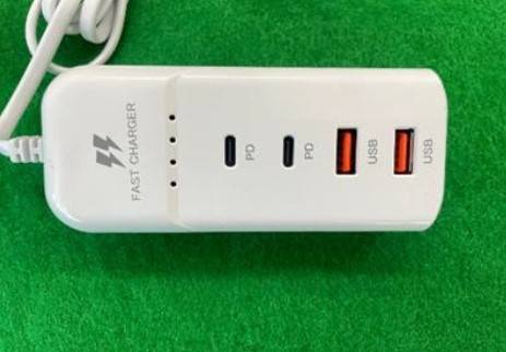 국내 안전기준 부적합 판정받은 USB 충전기. 산업통상자원부 제공