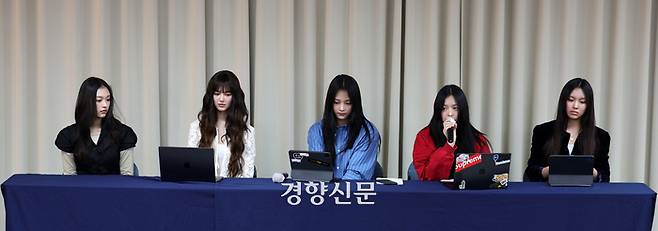 그룹 뉴진스가 28일 서울 강남구 모처에서 긴급 기자회견을 열고 있다. 다섯 멤버 모두 참석한 가운데 열린 이날 회견에서 뉴진스는 29일 자정부터 소속사 어도어와의 전속계약을 해지하겠다고 발표했다. 왼쪽부터 해린, 다니엘, 민지, 하니, 혜인. 2024.11.28 권도현 기자