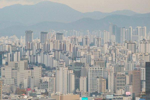 서울 인왕산에서 바라본 서울 시내 아파트 모습.  연합뉴스