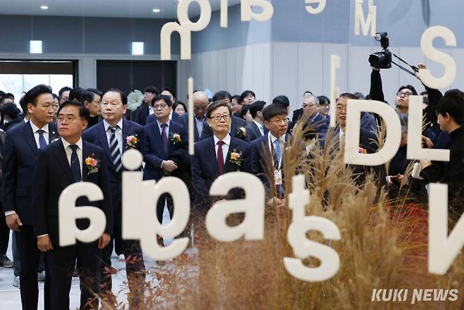 개관을 기념해 리빙 및 인테리어 디자인 축제인 ‘서울리빙디자인페어 인 마곡’이 열렸다. 이번 행사는 ‘시작을 축하해’라는 주제로, 모든 이들의 출발을 응원하는 의미를 담아 일상의 가치를 높일 수 있는 리빙 기획전을 선보인다. 전시는 다음 달 1일까지 이어진다.