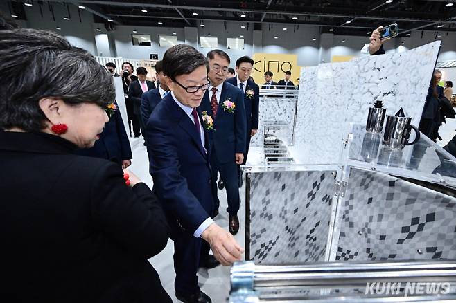 코엑스마곡 컨벤션센터 개관일인 28일 오전 서울 강서구 코엑스마곡 컨벤션센터에서 열린 '서울리빙디자인페어 in 마곡'에 윤진식 코엑스 이사회 의장과 김상한 서울특별시 행정1부시장 등 내빈들이 전시품을 관람하고 있다.