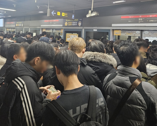 서울에 폭설이 내린 27일 오전 서울 강서구 9호선 염창역이 출근길 인파로 붐비고 있다. 연합뉴스