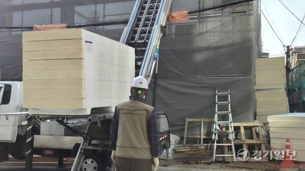 지난 25일 오후 2시께 찾은 성남시 금광동의 한 공사 현장에서 현장 근로자가 작업 현장을 바라보고 있다. 금유진기자