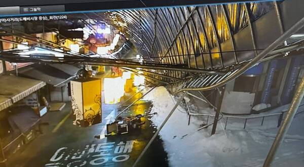 폭설로 천장이 무너져 내린 의왕 부곡도깨비시장. 독자 제공