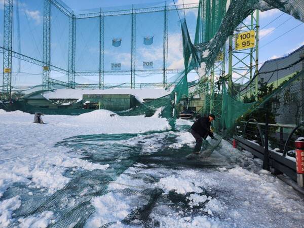 28일 오전 5시30분께 시흥시 정왕동의 한 골프연습장 그물망이 눈의 무게를 견디지 못하고 철재구조물과 함께 무너져 내려 피해가 발생한 가운데 직원이 복구작업을 하고 있다. 김형수기자