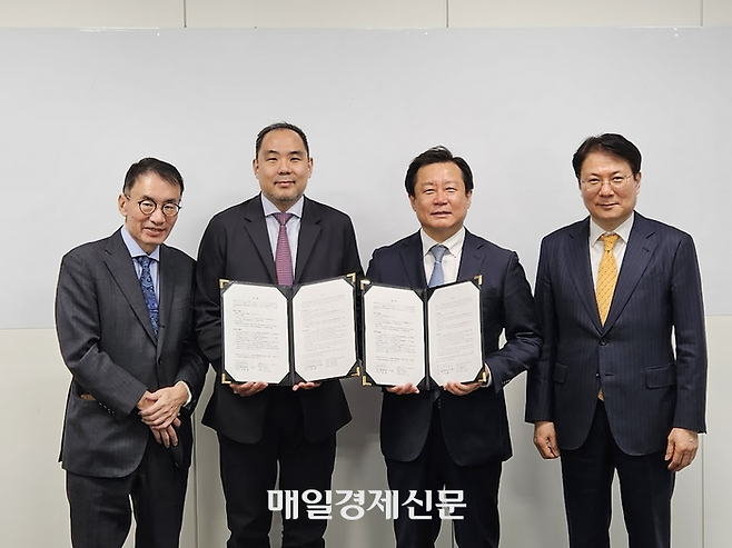 정창원 MBN 기획실장과 사다케 마사히데 후지TV 편성총괄부장이 26일 도쿄 고토구 후지TV 완간스튜디오에서 양해각서(MOU)에 서명한 뒤 기념촬영을 하고 있다. 왼쪽부터 야노베 다카오 후지TV 전무, 사다케 부장, 정창원 실장, 이동원 MBN 대표 [도쿄 이승훈 특파원]