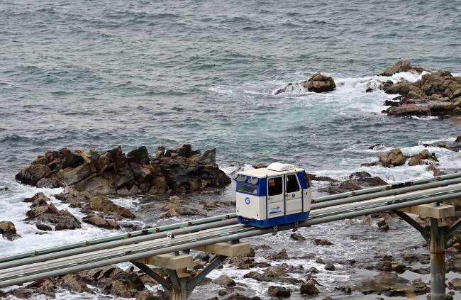 경북 울진 죽변항 인근 해안에서 운행하는 죽변해안스카이레일.