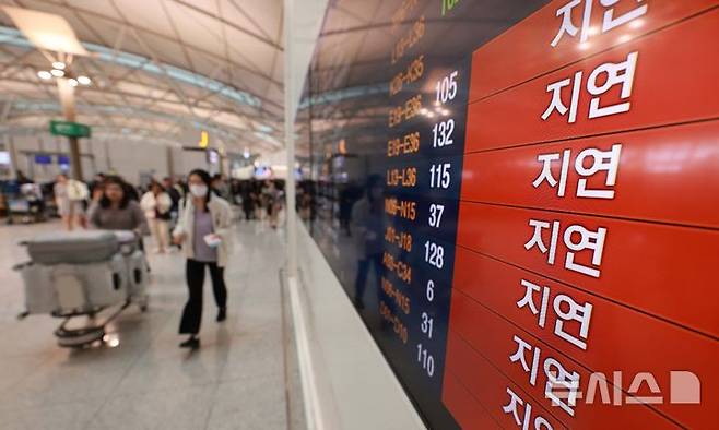 [인천공항=뉴시스] 고범준 기자 = 117년 만에 기록적인 폭설이 내린 28일 오후 인천국제공항 제1여객터미널 출발층 전광판에 '지연' 안내문이 나오고 있다. 2024.11.28. bjko@newsis.com