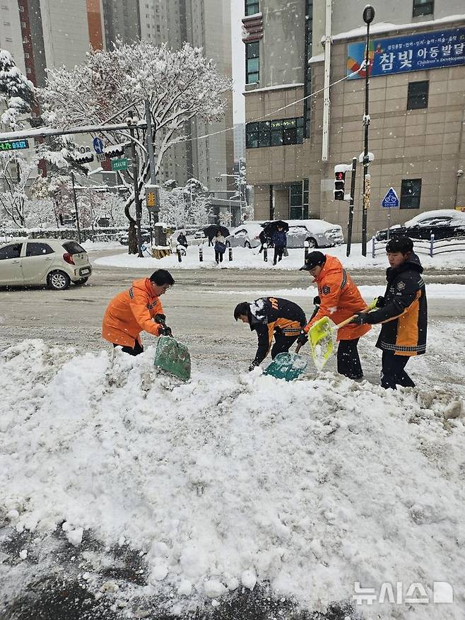 [안산=뉴시스] 경기 안산소방서 직원들이 28일 청사 주변과 인근 도로 제설 작업에 나서는 등 시민 안전 확보에 힘썼다. 안산소방 임직원 30여명은 전날부터 밤샘 구조 작업을 벌인 뒤 바로 이날 오전 제설 작업에 나섰다. (사진=경기도소방재난본부 제공) 2024.11.28. photo@newsis.com  *재판매 및 DB 금지