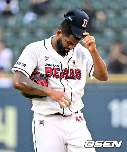 [OSEN=잠실, 지형준 기자] 3일 오후 서울 잠실야구장에서&nbsp;2024 신한 SOL Bank KBO리그 두산 베어스와 롯데 자이언츠의 경기가 열렸다.이날 두산은 알칸타라, 롯데는 박세웅을 선발로 내세웠다.2회초 2사 1,2루에서 두산 알칸타라가 롯데 윤동희에 볼넷을 허용하며 아쉬워하고 있다. 2024.07.03 / jpnews@osen.co.kr