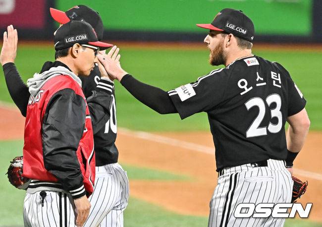 [OSEN=수원, 박준형 기자] LG 염경엽 감독이 결승 홈런 주인공 오스틴과 하이파이브를 하고 있다.  2024.10.08/ soul1014@osen.co.kr