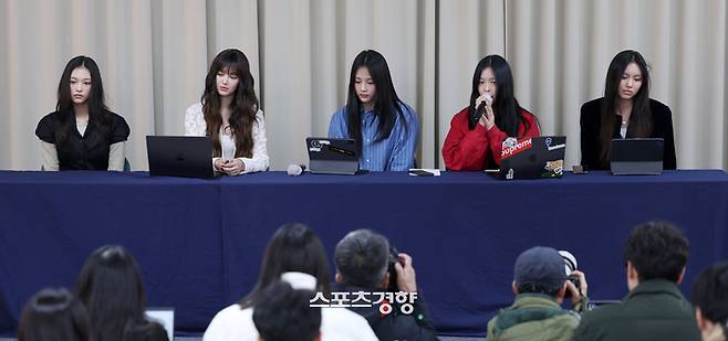 그룹 뉴진스가 28일 서울 강남구 모처에서 긴급 기자회견을 열고 있다. 다섯 멤버 모두 참석한 가운데 열린 이날 회견에서 뉴진스는 29일 자정부터 소속사 어도어와의 전속계약을 해지하겠다고 발표했다. 왼쪽부터 해린, 다니엘, 민지, 하니, 혜인. 사진공동취재단