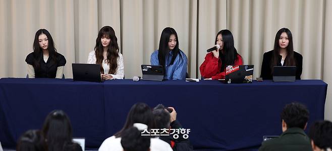 그룹 뉴진스가 28일 서울 강남구 스페이스쉐어 삼성역센터에서 어도어와의 전속계약 해지 관련 긴급 기자회견을 하고 있다. 왼쪽부터 해린, 다니엘, 하니, 민지, 혜인. 2024.11.28. 권도현 기자