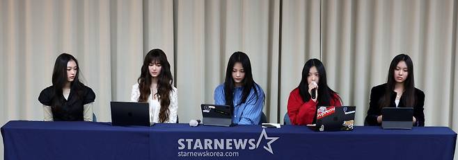 (서울=뉴스1) 권현진 기자 = 그룹 뉴진스가 28일 서울 강남구 스페이스쉐어 삼성역센터에서 어도어와의 전속계약 해지 관련 긴급 기자회견을 하고 있다. 왼쪽부터 해린, 다니엘, 하니, 민지, 혜인. (공동취재) 2024.11.28/뉴스1  Copyright (C) 뉴스1. All rights reserved. 무단 전재 및 재배포,  AI학습 이용 금지. /사진=(서울=뉴스1) 권현진 기자
