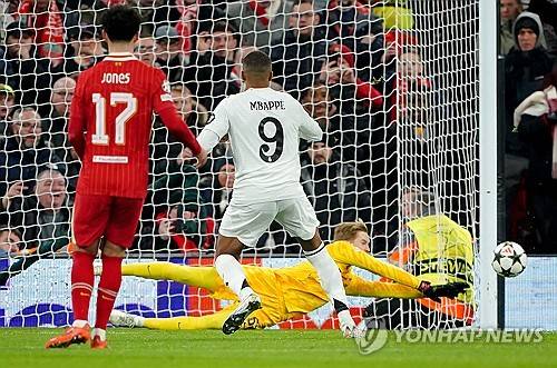 리버풀이 28일(한국시간) 영국 리버풀에 있는 안필드에서 열린 레알 마드리드(스페인)와의 2024-2025시즌 유럽축구연맹(UEFA) 챔피언스리그 리그 페이즈 5차전에서 2-0으로 승리했다. 음바페와 모하메드 살라가 모두 페널티킥을 실축했지만, 리버풀이 2골을 만들면서 레알을 홈에서 잡았다. 지난 2009년 챔피언스리그 조별리그에서 승리한 뒤 15년 만에 레알 상대 홈 승리를 따냈다. 연합뉴스