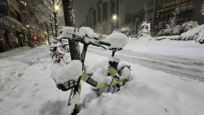 폭설 내린 출근길 이틀째 폭설이 내린 28일 경기도 성남시 분당구 한 도로에 공유자전거가 눈에 파묻혀 있는 모습 [연합뉴스 자료사진]