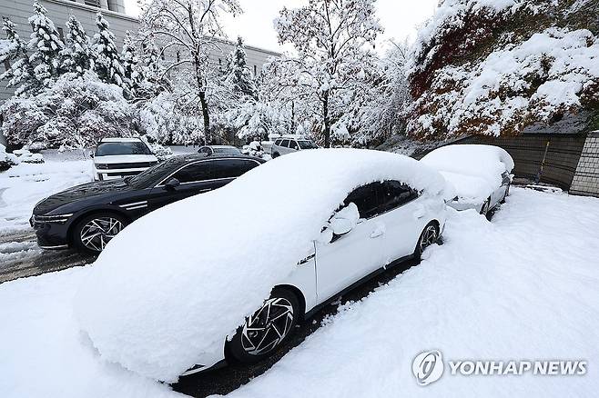 '숨은 차 찾기' (서울=연합뉴스) 김도훈 기자 = 28일 오전 서울 서초구 서울중앙지법 주차장에 주차된 차 위로 전날 내린 눈이 쌓여 있다. 2024.11.28 superdoo82@yna.co.kr