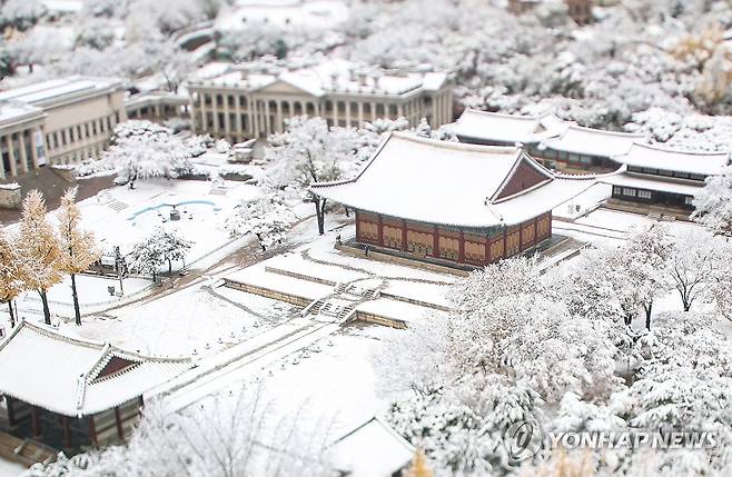 덕수궁에 내린 첫눈 (서울=연합뉴스) 김성민 기자 = 눈이 내린 27일 오전 서울 중구 덕수궁에서 관계자가 눈을 치우고 있다. 2024.11.27 ksm7976@yna.co.kr
