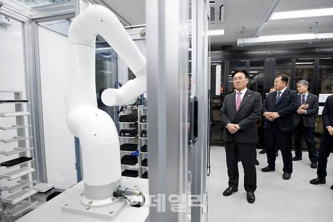 유상임 과학기술정보통신부 장관(왼쪽)이 29일 오후 대전광역시 유성구 한국생명공학연구원을 방문해 바이오파운드리 베타시설을 참관하고 있다. (사진=과학기술정보통신부)