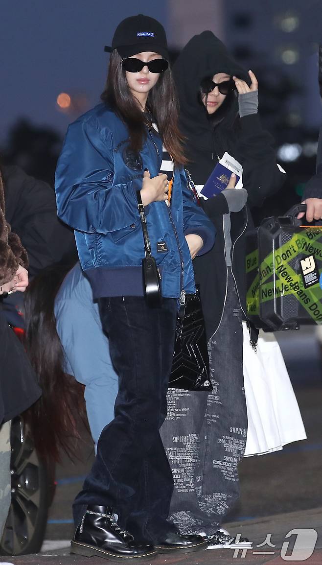 걸그룹 뉴진스 다니엘과 하니(오른쪽)가 일본 도쿄 마쿠하리 멧세에서 열리는 '카운트다운 재팬 24/25(COUNTDOWN JAPAN 24/25)’ 일정을 위해 29일 오전 김포국제공항을 통해 일본 도쿄로 출국하고 있다. 2024.11.29/뉴스1 ⓒ News1 권현진 기자