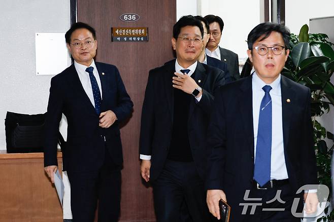 국회 예산결산특별위원회 예산안등조정소위원회 허영 간사(왼쪽)와 야당 의원들이 29일 오후 서울 여의도 국회에서 열린 예산결산특별위원회 예산안등조정소위원회로 향하고 있다. 2024.11.29/뉴스1 ⓒ News1 안은나 기자