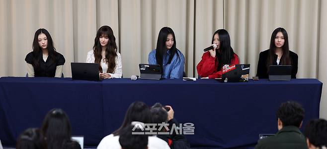 그룹 뉴진스가 28일 서울 강남구 스페이스쉐어 삼성역센터에서 어도어와의 전속계약 해지 관련 긴급 기자회견을 하고 있다. 왼쪽부터 해린, 다니엘, 하니, 민지, 혜인. 사진 | 공동취재단