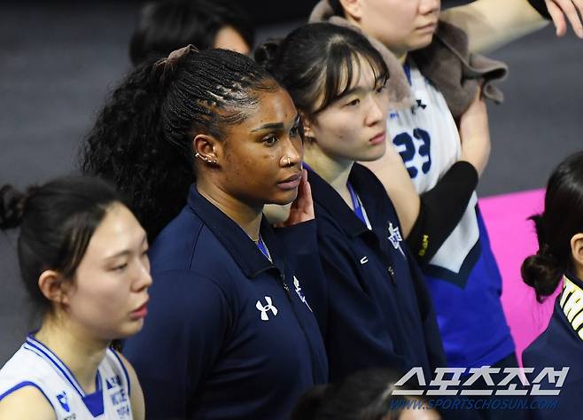 24일 인천 삼산월드체육관에서 열린 흥국생명과 현대건설의 경기. 현대건설이 세트스코어 1대3으로 패했다. 이날 경기에 거의 뛰지 못한 외국인 선수 모마가 아쉬운 표정으로 서 있다. 인천=정재근 기자 cjg@sportschosun.com/2024.11.24/