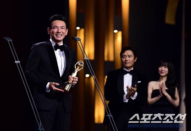 제45회 청룡영화상 시상식이 29일 여의도 KBS홀에서 열렸다. 청룡영화상 남우주연상 수상한 황정민. 여의도=송정헌 기자songs@sportschosun.com/2024.11.29/