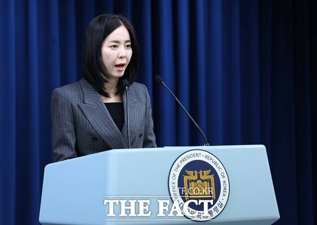 대통령실이 민주당의 검사 및 감사원장 탄핵 추진을 두고 "헌법질서를 유린하는 정치적 탄핵"이라고 비판했다. 정혜전 대통령실 대변인이 29일 용산 대통령실에서 현안 관련 브리핑을 하고 있다. /뉴시스