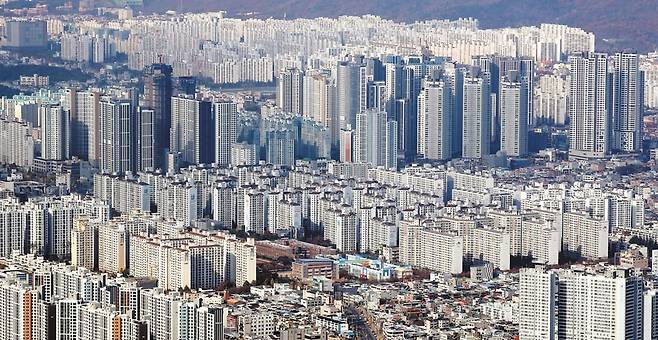 아파트가 빼곡히 들어선 대구 도심 풍경. 지방 주택 경기 침체가 장기화하면서 주요 중견 건설사까지 올 3분기 영업 손실을 기록한 것으로 나타났다./뉴스1