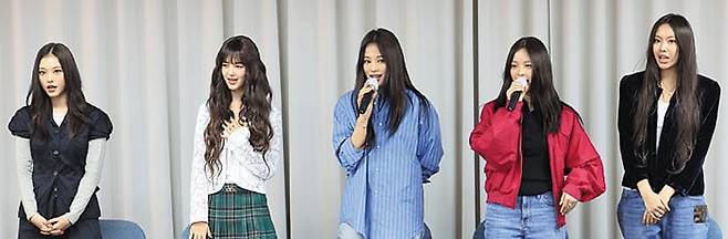28일 전속계약 해지 선언 기자회견을 연 걸그룹 뉴진스 멤버들. 왼쪽부터 해린, 다니엘, 민지, 하니, 혜인. /연합뉴스