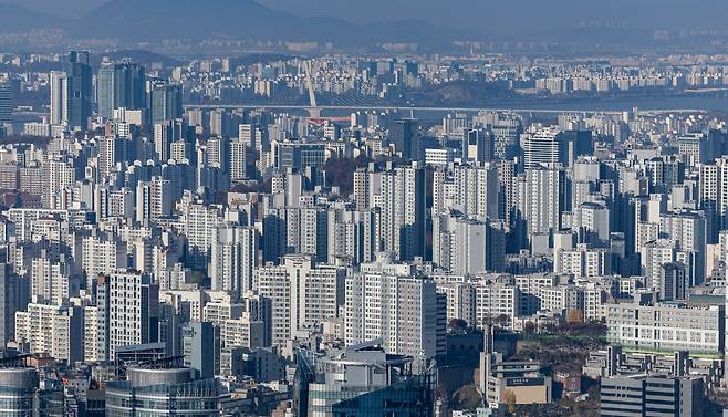 서울 남산에서 바라본 아파트 단지의 모습. / 뉴스1