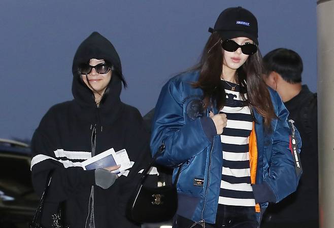 걸그룹 뉴진스 하니와 다니엘(오른쪽)이 일본 도쿄 마쿠하리 멧세에서 열리는 ‘카운트다운 재팬 24/25(COUNTDOWN JAPAN 24/25)’ 일정을 위해 29일 오전 김포국제공항을 통해 일본 도쿄로 출국하고 있다. 2024.11.29. 뉴스1