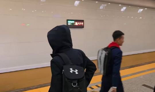 러시아 여행 유튜버 빅토르가 촬영한 언더아머 가방을 멘 사람의 모습. 'PoletMe Aviation Videos' 유튜브 캡처.