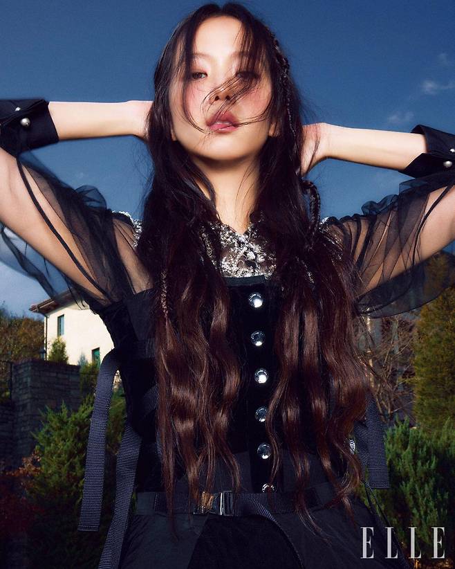 꽃 모양의 엠브로이더리 블라우스와 벨벳 코르셋, 오픈 스커트는 모두 Dior.