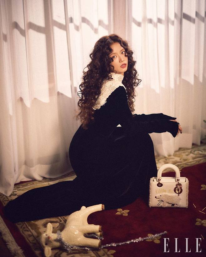 레이스 칼라를 더한 벨벳 드레스와 아티스트 우국원이 함께 만든 엠브로이더리 핸드백 ‘Dior Lady Art’ 에디션은 모두 Dior.