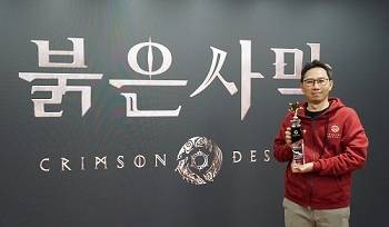 펄어비스 김경만 CBO가 지스타 최고 게임 ‘게임 오브 지스타’를 수상한 뒤 기념 촬영을 하고 있다.