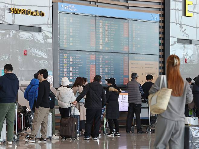 중부지방에 내린 많은 눈으로 항공기 운항에 차질이 빚어지고 있는 가운데 28일 인천국제공항 제2여객터미널 출발층 전광판에 여객기 결항 및 지연 안내가 다수 표시되고 있다. 연합뉴스