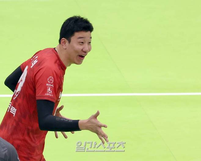 4일 오후 수원체육관에서 열린 ‘도드람 2023-24 V리그’ 남자부 한국전력과 우리카드의 경기. 한국전력 신영석이 득점한 뒤 기뻐하고 있다. 수원=정시종 기자 capa@edaily.co.kr /2024.02.04.