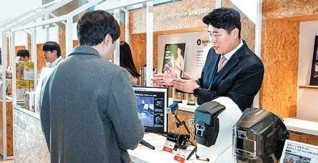삼성전자 주총장에는 중소기업 12개사의 제품 전시 및 판매를 위한 ‘상생마켓’이 들어섰다.