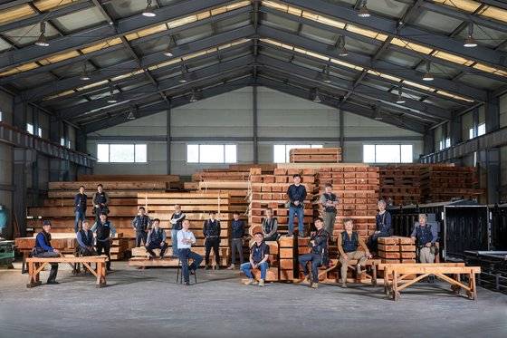 동해 공장에서 18명의 대목수들과 함께 사진 찍었다. 가운데 흰셔츠를 입고 있는 이가 조정일 대표다. 사진 더한옥헤리티지하우스