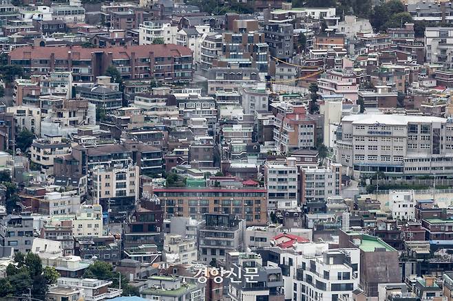 서울 중구 남산서울타워에서 바라본 서울 도심의 아파트 단지 모습. 문재원 기자