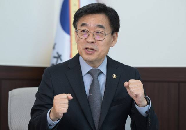 장동언 기상청장이 지난 26일 서울 동작구 기상청 본청에서 국민일보와 인터뷰하고 있다. 장 청장은 올겨울 한파 대비와 관련해 “부모님 거주지의 한파 정보를 기상청이 직접 제공하는 서비스를 처음 시작하려고 준비 중”이라고 말했다. 최현규 기자