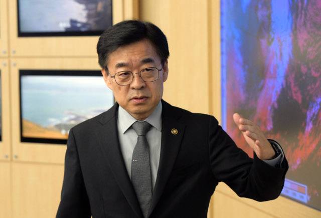 장동언 기상청장이 지난 26일 서울 동작구 기상청 본청에서 국민일보와 인터뷰하고 있다. 장 청장은 “기후변화감시예측법에 따라 기상청이 컨트롤타워 역할을 하게 됐다”며 “국가적으로 단일하면서도 상세한 기후변화 시나리오를 만들어서 일관된 국가대응체계를 만들겠다”고 말했다. 최현규 기자