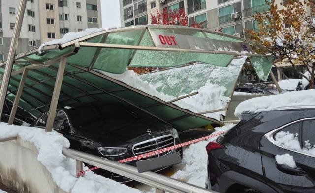 28일 오전 경기도 수원시 한 아파트의 주차장 입구가 무너진 모습. 엑스 캡처