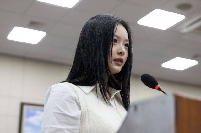 걸 그룹 ‘뉴진스’의 멤버 하니가 15일 서울 여의도 국회에서 열린 환경노동위원회 국정 감사에 직장 내 괴롭힘 증인으로 참석해 발언하고 있다. 연합뉴스